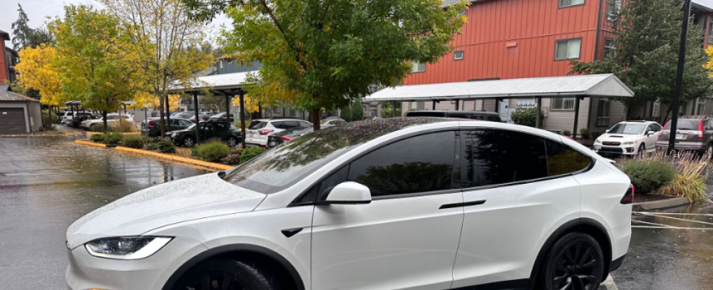  https://www.pexels.com/photo/white-electric-suv-parked-on-rainy-day-in-seattle-28772164/