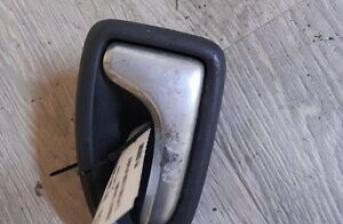 Renault Clio Mk2 98-06 DR PULL HANDLE INTERIOR (FRONT PASSENGER SIDE) 8200028995