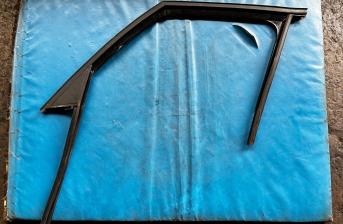 BMW Mini Countryman Left Side Front Door Window Seal (Part #: 9800547) R6
