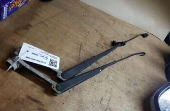 KIA CARENS 2000-2002 .SET OF FRONT WIPER ARMS