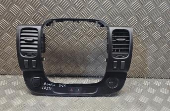 RENAULT TRAFIC X82 27 BUSINESS 2015 DASHBOARD CENTRE AIR VENTS & SWITCHES