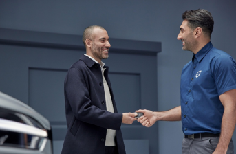 https://pixabay.com/photos/people-car-key-conversation-car-8149872/