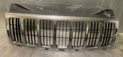 2006 JEEP GRAND CHEROKEE 3.0 CRD FRONT GRILLE *DAMAGED ITEM