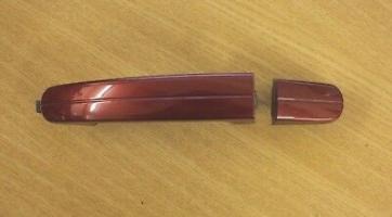 FORD FOCUS MK2 FRONT PASSENGER EXTERIOR DOOR HANDLE IN GRENADINE RED 2005 - 2010 FORD FOCUS MK2 FRONT PASSENGER EXTERIOR DOOR HANDLE IN GRENADINE RED 2005 - 2010